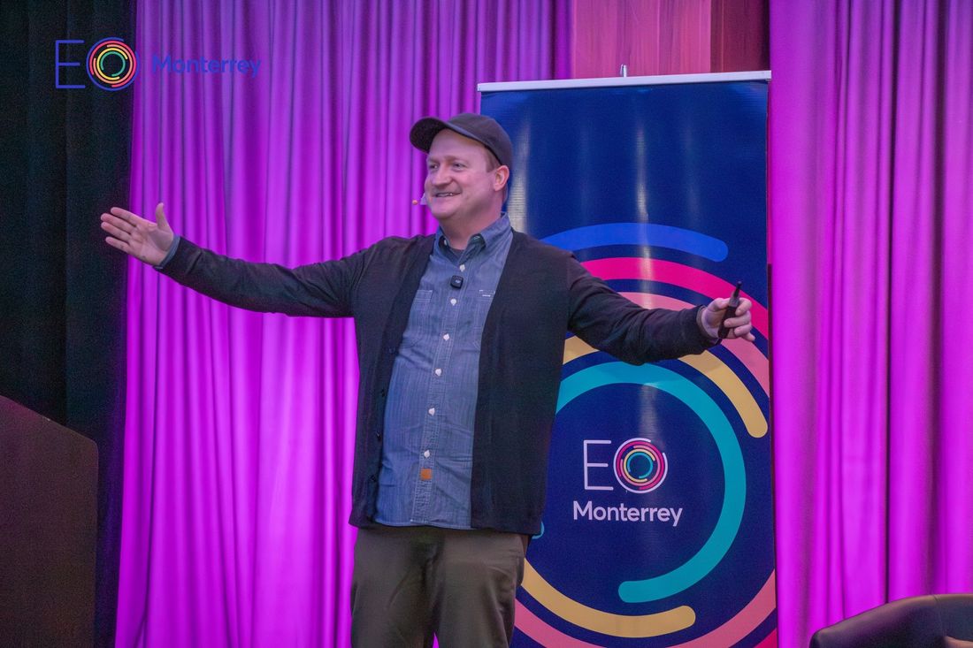 Brad Montague presentando