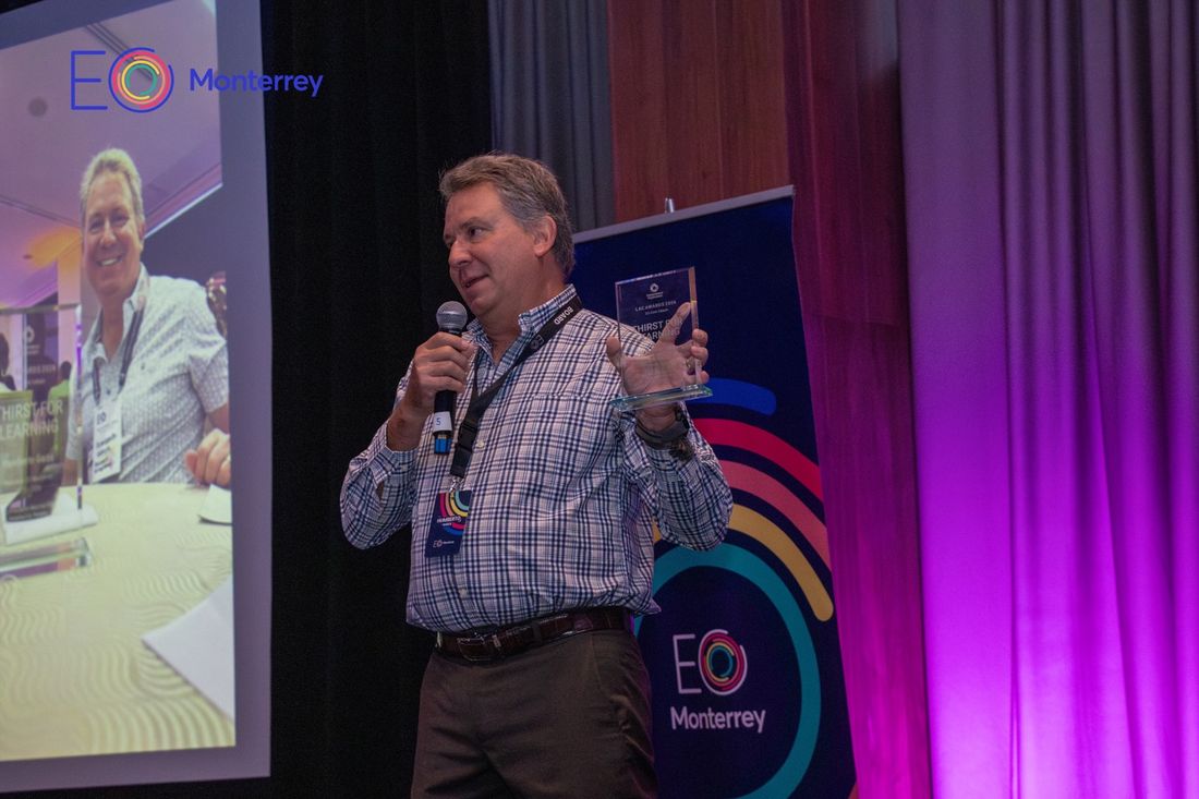 Empresario compartiendo su experiencia de crecimiento