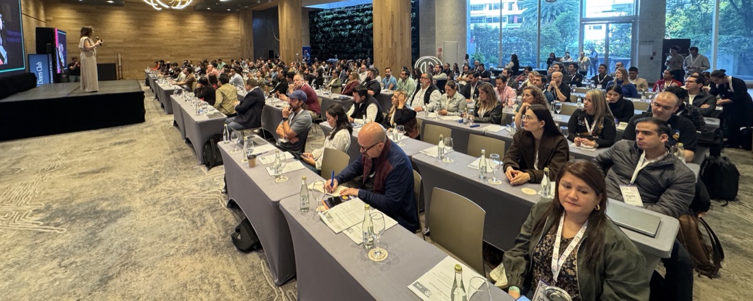 Sala llena de dueños de empresa en una sesión de EO Accelerator Monterrey, con la ponente en el escenario