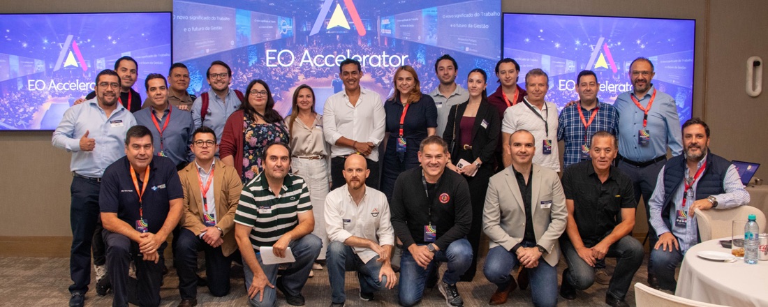 Generación de EO Accelerator Monterrey reunida frente a las pantallas del programa