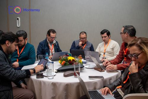 Dueños de empresa trabajando alrededor de una mesa en un Learning Day de EO Accelerator Monterrey