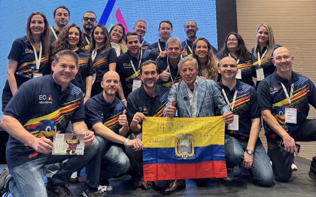 Delegación de EO Accelerator Monterrey en el Summit internacional, con la bandera de Ecuador