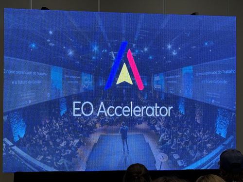 El auditorio del EO Accelerator Summit internacional, con el logo de EO Accelerator en pantalla
